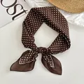 Klassisches braunes Seidenquadrat-Halstuch mit weißen Punkten für elegante Damen - Braun Gepunktet Schwarze Kante