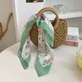 Quadratisches 70-cm-Seidentuch mit grünem Rand und zartem Blumenmuster für Damen - Beige Grüne Kante Floral