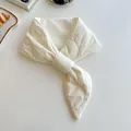 Eleganter weißer gesteppter Puffschal mit stilvollem Schleifendesign für den Winter - Beige Gesteppte Daunen Gefühl