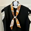 Eleganter quadratischer Seidenschal aus Satin mit orange-braunem Kettenmuster Damen - Pferd Orange