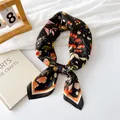 Elegante zwarte zijden sjaal van 70 cm met levendige bloemenprint dames - 70cm / 16-bloemige siertabak