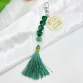 Gedetailleerde weergave van een groen-blauwe sleutelhanger met hartvormige kralen - Chinese Knoop Stijl (5318)