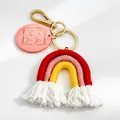 Close-up van regenboog macramé sleutelhanger met gegraveerde MAMA houten schijf - Regenboog Geweven Stijl (6062)