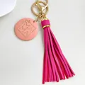 Roze PU-lederen kwastje sleutelhanger met gegraveerde MAMA-tag en gouden kreeftsluiting - Fuchsia Lange Kwast Stijl (6083)