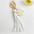 Detail van witte PU-leren kwastje sleutelhanger met gegraveerde 'MAMA' houten hanger - Witte Lange Kwast Stijl (6082)