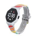 Elegante LED-Digital-Sportuhr für Kinder mit buntem Regenbogen-Silikonarmband in Weiß - Weltraumgrau