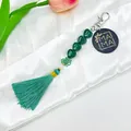 Gedetailleerd overzicht van groene hartvormige kralen sleutelhanger met kwastje en MAMA gouden tag - Chinese Knoop Kwastje Stijl (5317)