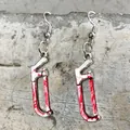 Vue détaillée des boucles d'oreilles en forme de scie avec taches de sang rouge pour Halloween. - Style Scie à Métaux 2