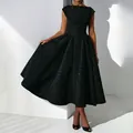 Détail d'une robe midi de luxe française noire avec un tissu texturé et jupe évasée. - S / Haut Et Bas / Noir