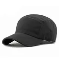 Detailansicht einer schwarzen schnelltrocknenden Five-Panel-Cap mit Premium-Textur und Nähten. - Verstellbar / Schwarz Stil 3