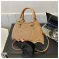 Borsa a mano unica in PU cammello a forma di pipistrello con cuciture a ragnatela - Kaki