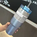 Dettaglio di un bicchiere termico blu glitterato in acciaio inox con cannuccia, 600ml. - 900ml/30oz / Sfumatura blu