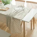 Vue détaillée du motif marguerite bleue et des bords à glands sur la nappe en lin. - 60x60cm / Marguerite Bleue (Frange à Glands)