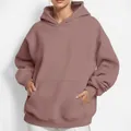 Detailansicht eines staubrosa Oversize-Kapuzenpullovers mit praktischer Kängurutasche - XS / Oberteile / Dunkelpfirsich