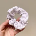 Süßer lavendel-lila und weiß karierter Haargummi Scrunchie für Frauen und Mädchen - Karo-Stil / Lila