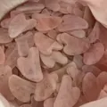 Herramientas de masaje facial gua sha de cuarzo rosa natural en forma de corazón en paquete a granel - Cuarzo Rosa Grado A