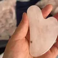 Herramienta Gua Sha de cuarzo rosa natural en forma de corazón para el cuidado facial - Cuarzo Rosa Grado C