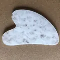 Herzförmiges Gua Sha Werkzeug aus weißer Jade für Gesichtsmassage und Hautentspannung - Weißer Jade Herz Gua Sha Brett