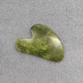 Herzförmiger Gua Sha Schaber aus grüner Naturjade für die Gesichtsmassage und Pflege - Jadeit Herz Gua Sha Brett