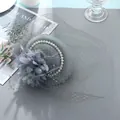 Detailansicht eines grauen Vintage-Fascinators mit Perlen, Federn und Netzschleier - Grau