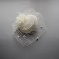 Eleganter weißer Vintage Fascinator Hut mit Perlen-Netzschleier und Federblumen-Detail - Elfenbein