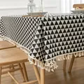 Mantel de lino moderno con estampado geométrico de triángulos y borlas blancas finas - Triángulo Blanco Negro (Borde de Borlas)