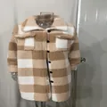 Langer Damen-Plüschmantel mit Karomuster, Reverskragen und Knöpfen in Beige-Braun - Reisweiß Kariert