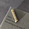 Detalle macro del terminal de cordón en bronce antiguo para bolo tie y joyas DIY - Roscado con Extremo de Bola (D1) / 30mm x 7mm / Bronce Antiguo