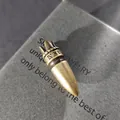 Primer plano macro de un terminal de cordón de bronce antiguo con grabado detallado NJU. - Estilo Bala Grabado NJU Arabesco (D1) / 27mm x 9mm / Bronce Antiguo