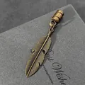 Primer plano detallado de un colgante de pluma de bronce antiguo para la creación de joyas DIY - Forma de Pluma Roscada (D1) / 65mm x 12mm / Bronce Antiguo