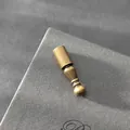 Primer plano de un terminal de metal bronce antiguo para corbatas bolo y manualidades - Cabeza Redonda Roscada Cilíndrica (D1) / 25mm x 6mm / Bronce Antiguo