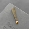 Vista detallada de un herrete de bronce vintage para bolo ties y joyería artesanal. - Cónico Roscado con Bola (D1) / 35mm x 8mm / Bronce Antiguo