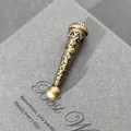Detalle del extremo del cordón en bronce antiguo con diseño floral para corbatas Bolo - Estilo Cónico Arabesco (D1) / 35mm x 8mm / Bronce Antiguo