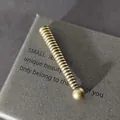 Detalle macro de un terminal de cordón cilíndrico de bronce antiguo para crear joyas DIY - Estilo Cilíndrico Roscado (D1) / 50mm x 7mm / Bronce Antiguo