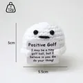 Vista detallada de un mini muñeco de pelota de golf a ganchillo con mensaje positivo. - Pelota de Golf (Blanco/Tarjeta Blanca)