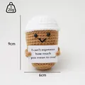 Vista detallada del tamaño de un muñeco de ganchillo en forma de taza de café de 9cm - Vaso de Cola (Marrón Claro)