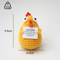 Primer plano detallado de un pollito de ganchillo hecho a mano de 9,5 cm con un mensaje positivo. - Pollito (Amarillo Pequeño)