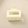 Kleiner minimalistischer cremefarbener quadratischer Haargreifer für elegante Dutts - Großpackung / Milchweiß