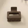 Kleiner 5 cm matter dunkelbrauner quadratischer Haarkrebs für minimalistische Frisuren - Großpackung / Dunkelkaffee