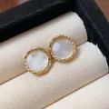 Elegant gold-plated stud earrings with iridescent pearl-effect center in jewelry box - 14 Silver Needles - Gold - Round