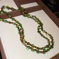 Handgefertigte grüne Muschelperlenkette mit braunen Kristallakzenten in Schmuckschatulle - Unregelmäßiger grüner Muschel Bernstein Kristall Stil (50#) / Grün & Braun