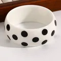 Elegantes breites weißes Resin-Armreif mit auffälligen schwarzen Punkten für Retro-Look - Breiter Retro-Stil (38)
