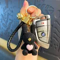 Schwarzer Strickhase-Schlüsselanhänger mit rosa Herz, Goldglöckchen und Lederband. - OPP-Beutel-Verpackung / Schwarz