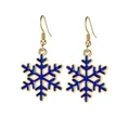 Detailansicht der festlichen blauen Glitzer-Schneeflocken-Ohrringe mit Goldhaken - Blaue Schneeflocke