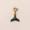 Eleganter vergoldeter Edelstahl-Walschwanz-Anhänger mit grünem Emaille-Glitzern - Walflossen-anhänger