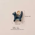 Vue détaillée SKU d'un pendentif chat bleu peint à la main avec dimensions et matériaux. - Pendentif Chat Gris N° 5