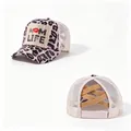 Vues avant et arrière d'une casquette léopard avec ouverture pour queue de cheval et patch. - Adulte, Circonférence du chapeau 58cm réglable / Léopard Lèvre Rouge Beige