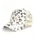 Vue latérale détaillée d'une casquette trucker blanche à imprimé léopard pour femmes - Adulte, Circonférence du chapeau 58cm réglable / Léopard Doré Blanc