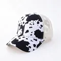 Vue détaillée d'une casquette de baseball à imprimé vache avec filet pour queue de cheval - Adulte, Circonférence du chapeau 58cm réglable / Imprimé Vache Noir Blanc