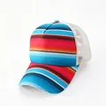 Vue détaillée de la casquette de camionneur à rayures avec dos en filet respirant - Adulte, Circonférence du chapeau 58cm réglable / Rayures Arc-en-ciel